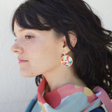 SET -Boucles d'oreilles géométriques en pâte polymère et écharpe en crêpe de chine - même motif et couleur- en collaboration avec Mirja Mauno (pattern designer)
