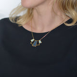 Vergoldete geometrische Art-Deco-Halskette aus blauem und pastellgrünem Leder