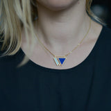 Handgefertigte geometrische TRIANGLE-Halsketten aus versilbertem und recyceltem Leder in Marineblau