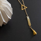 handgefertigte geometrische vergoldete Halskette mit verstellbarer Länge und senffarbenem Pompon.
