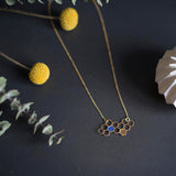 Handgefertigte geometrische Halskette in Wabenform und recyceltem Leder in Blau und Gold