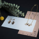 Handgefertigte geometrische Halskette in Wabenform und recyceltem Leder in Taupe/Braun und Gold
