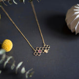 Collier géométrique fait main en forme de nid d'abeille et cuir recyclé taupe/marron et or