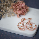Handgefertigte ⟐ rosévergoldete Ohrringe mit ⟐ durchscheinendem Terrazzo-Polymer-Ton und rosévergoldetem Blatt ⟐ Größere Version