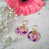 Handgefertigte ⟐ vergoldete Ohrringe mit ⟐ LILA Terrazzo-Polymer-Ton und Blattgold ⟐ größere Version ⟐ geometrische Statement-Ohrringe