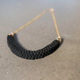 handgestrickte Halskette mit schwarzen Schnürsenkeln