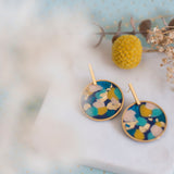 Goemetric vergoldete Terrazzo-Ohrringe aus Fimo – Marineblau, Senfgelb und Pastellrosa
