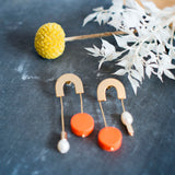 Boucles d'oreilles arche géométrique (plaqué or) avec cercle d'argile orange et véritable perle d'eau